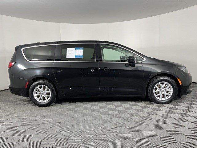 Used 2023 Chrysler Voyager LX FWD image 9