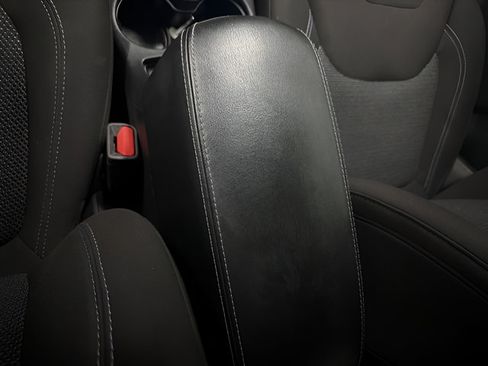 Used 2019 Jeep Cherokee Latitude w/ Cold Weather Group AWD/4WD image 16