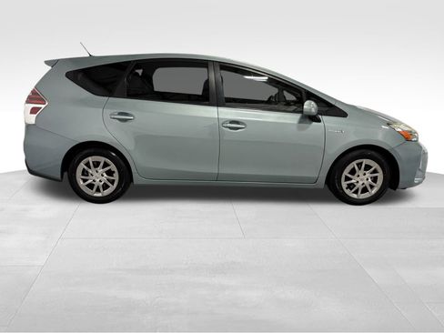 Used 2016 Toyota Prius V image 4