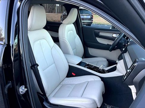 Certified 2023 Volvo XC40 B5 Plus w/ Protection Package Premier image 7