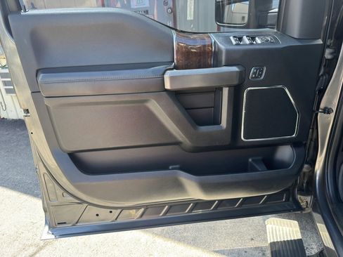 Used 2017 Ford F150 Platinum w/ Equipment Group 701A Luxury AWD/4WD image 2