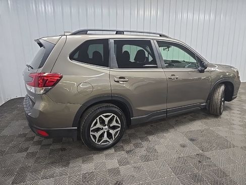 Used 2021 Subaru Forester Premium AWD/4WD image 3