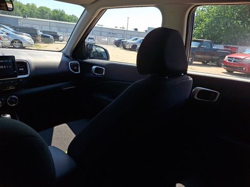 New 2025 Hyundai Venue SE image 11