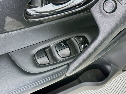 Used 2017 Nissan Rogue SV image 18