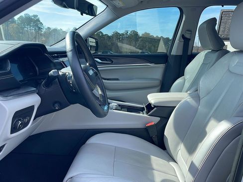 Certified 2022 Jeep Grand Cherokee Overland w/ Luxury Tech Group IV image 13