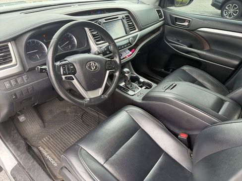 Used 2019 Toyota Highlander XLE AWD/4WD image 14