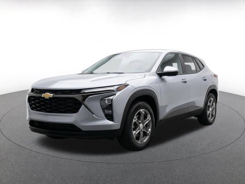 Used 2026 Chevrolet Blazer LT FWD image 3