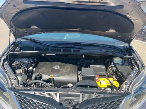 Used 2017 Toyota Sienna SE Premium FWD image 24