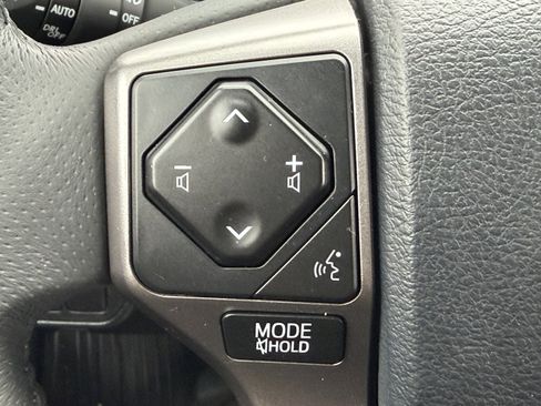 Used 2018 Toyota Tacoma Limited image 29