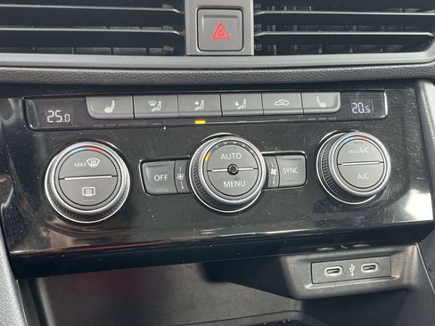 Used 2024 Volkswagen Jetta SE FWD image 6