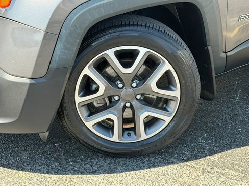 Used 2018 Jeep Renegade Latitude FWD image 3