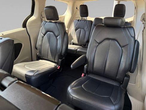 Used 2021 Chrysler Pacifica Touring-L w/ Uconnect Theater Family Group FWD image 22