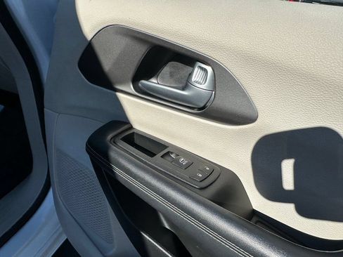 Used 2024 Chrysler Pacifica Touring-L FWD image 15
