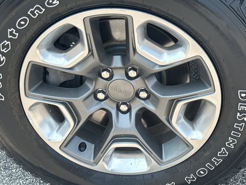 Used 2019 Jeep Cherokee Trailhawk AWD/4WD image 9