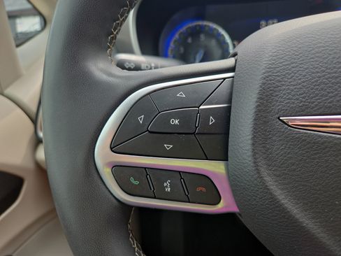 Used 2023 Chrysler Pacifica Touring-L FWD image 13