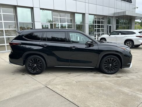 Used 2025 Toyota Highlander XSE AWD/4WD image 6