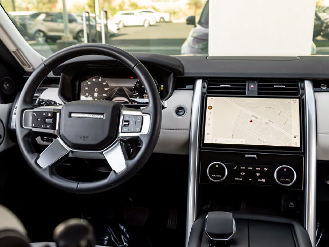 Used 2025 Land Rover Discovery S AWD/4WD image 23