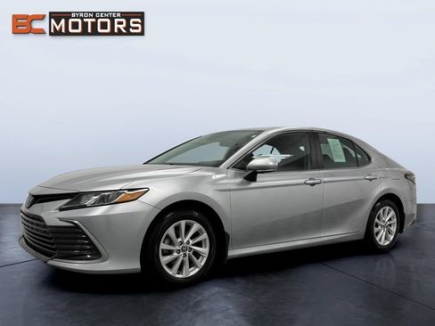 Used 2022 Toyota Camry LE FWD image 2