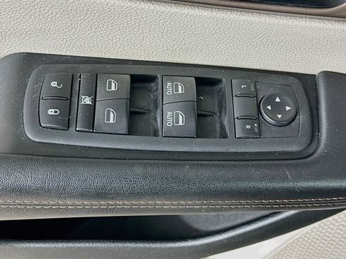 Used 2018 Chrysler Pacifica Touring-L FWD image 15