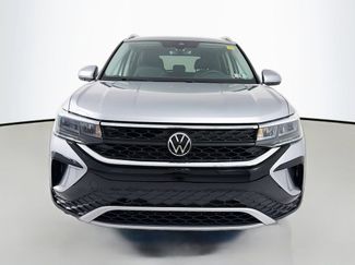 Used 2023 Volkswagen Taos SE w/ Panoramic Sunroof Package FWD video 2
