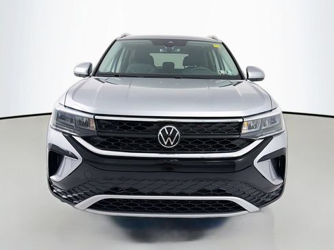 Used 2023 Volkswagen Taos SE w/ Panoramic Sunroof Package FWD image 2