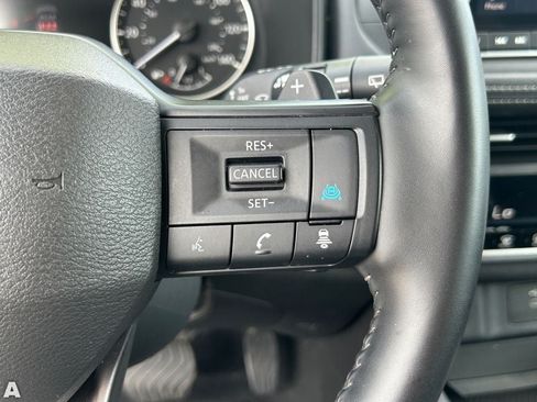 Used 2025 Nissan Rogue SV FWD image 30