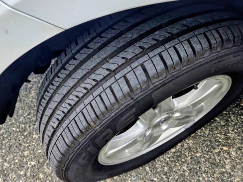 Used 2012 Hyundai Santa Fe GLS FWD image 10