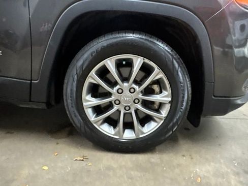 Used 2021 Jeep Cherokee Latitude Lux FWD image 32
