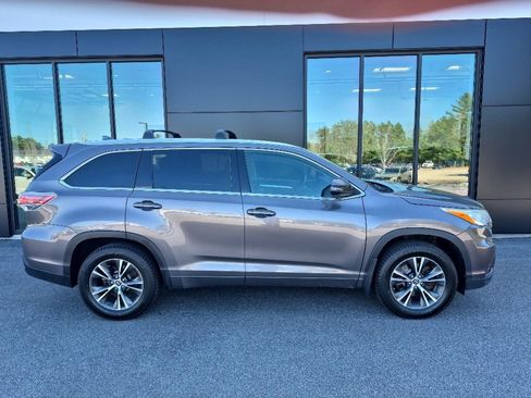 Used 2016 Toyota Highlander XLE AWD/4WD image 3