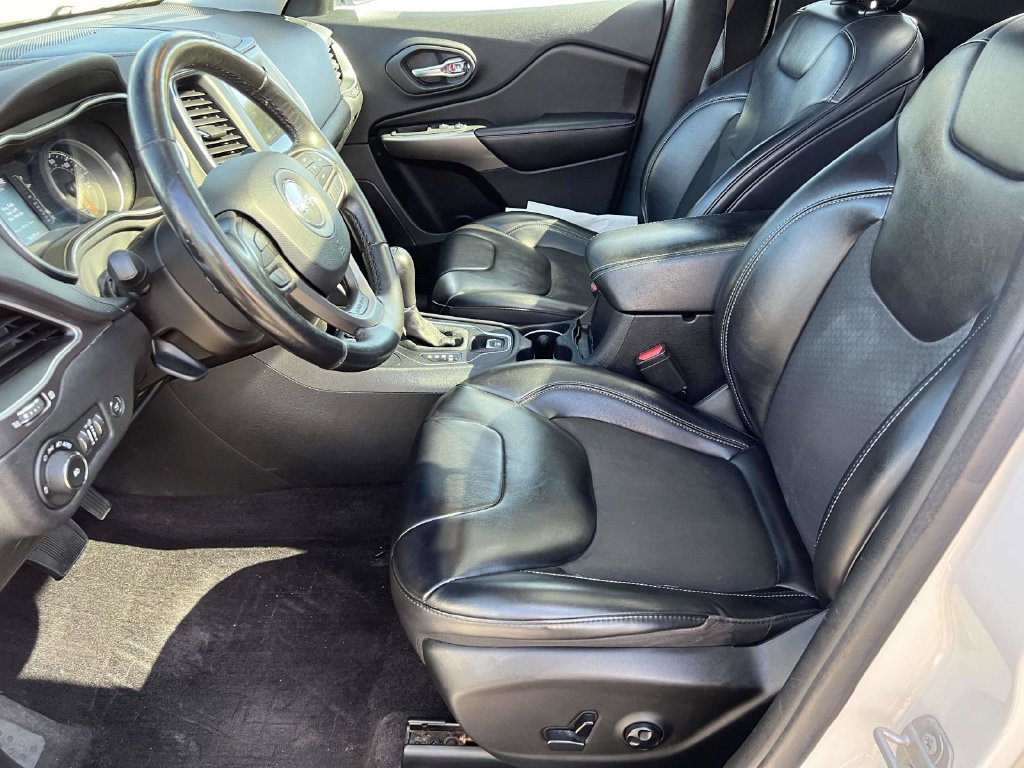 Used 2019 Jeep Cherokee Latitude Plus w/ Comfort/Convenience Group AWD/4WD image 19
