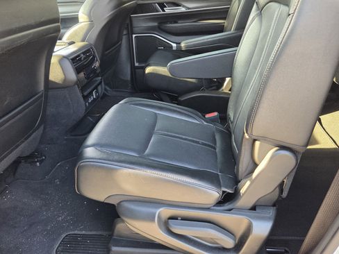 Used 2024 Jeep Wagoneer Series III AWD/4WD image 11
