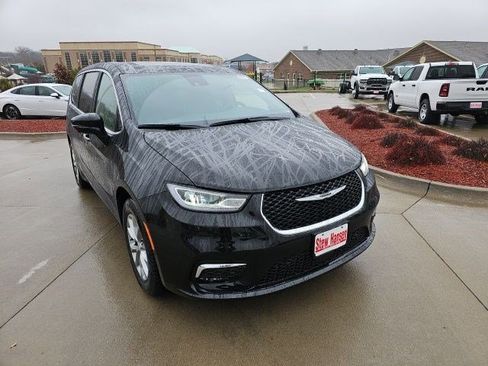 New 2026 Chrysler Pacifica Limited image 8