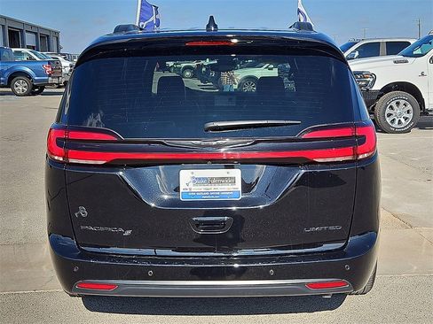 Used 2024 Chrysler Pacifica Limited w/ S Appearance Package image 5