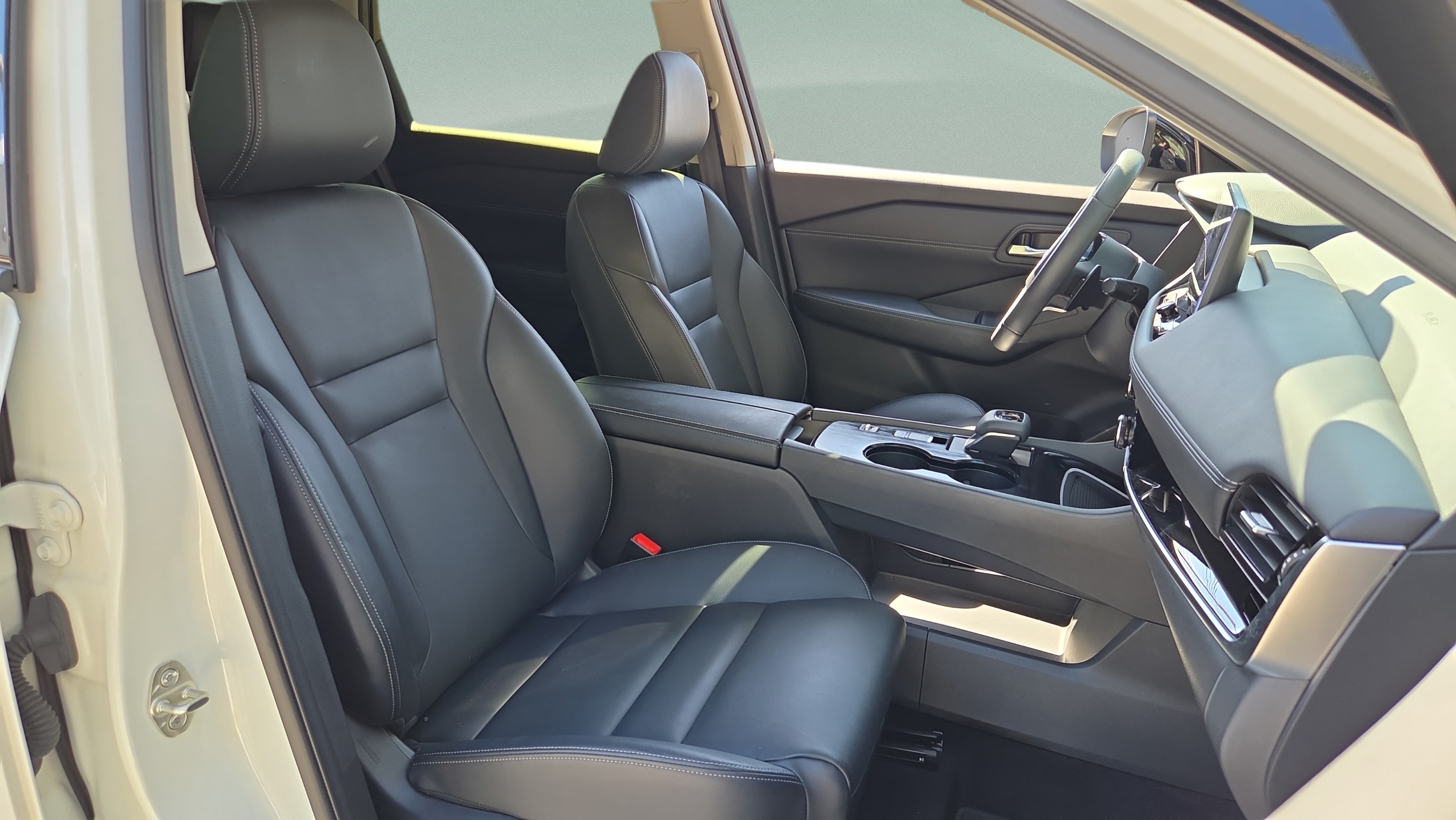 Used 2024 Nissan Rogue SL FWD image 19