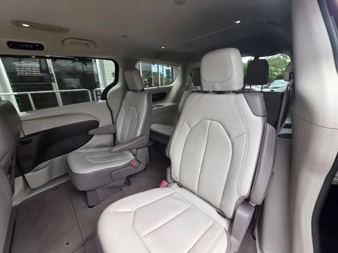 Used 2017 Chrysler Pacifica Touring-L FWD image 13