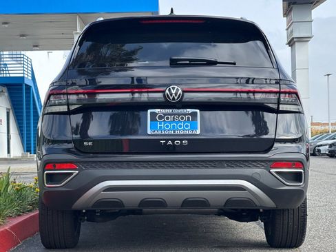 Used 2025 Volkswagen Taos SE w/ Panoramic Sunroof Package image 9