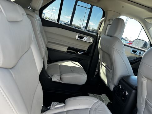 Used 2022 Ford Explorer Platinum w/ Premium Technology Package AWD/4WD image 11