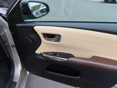 Used 2016 Toyota Avalon XLE Plus image 29