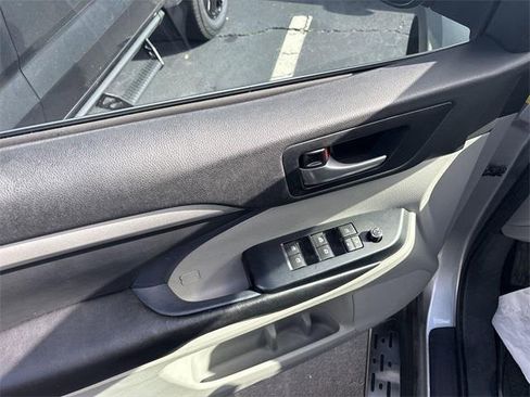 Used 2017 Toyota Highlander XLE image 6