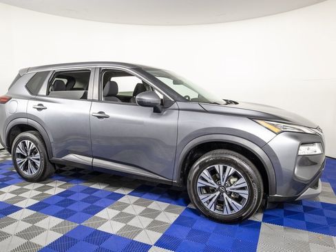 Used 2022 Nissan Rogue SV image 3