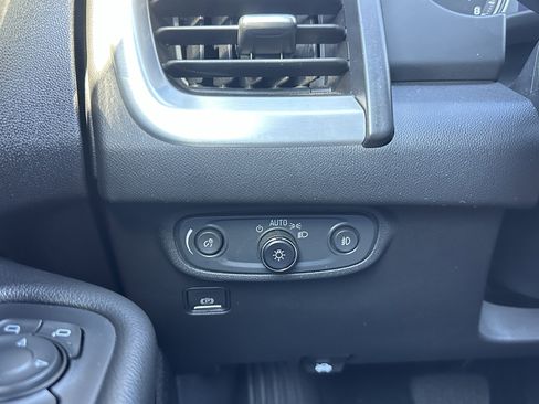 Used 2023 GMC Terrain SLT image 31