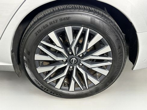 Used 2024 Nissan Altima 2.5 SV image 11