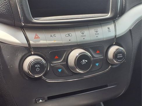 Used 2019 Dodge Journey SE FWD image 8