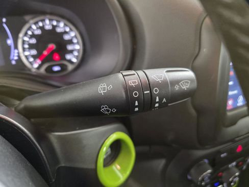 Used 2018 Jeep Renegade Latitude w/ Cold Weather Group image 29