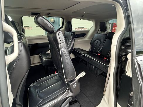 Used 2023 Chrysler Pacifica Limited FWD image 23