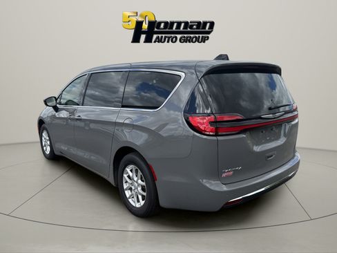 Used 2025 Chrysler Pacifica Select FWD image 3