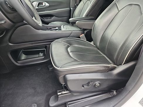 Used 2025 Chrysler Pacifica Limited FWD image 20