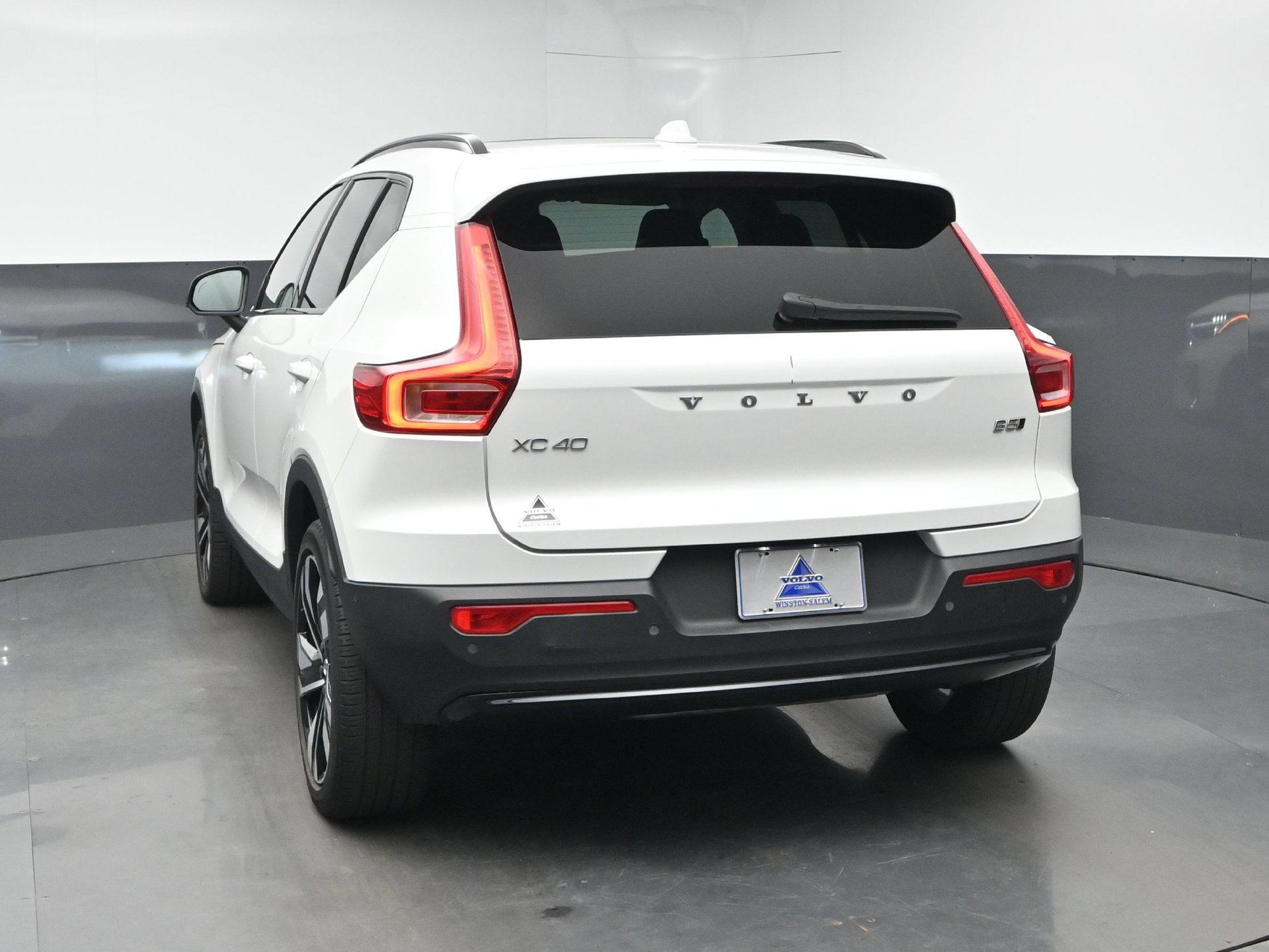 Used 2024 Volvo XC40 B5 Ultimate w/ Protection Package Premier AWD/4WD image 7