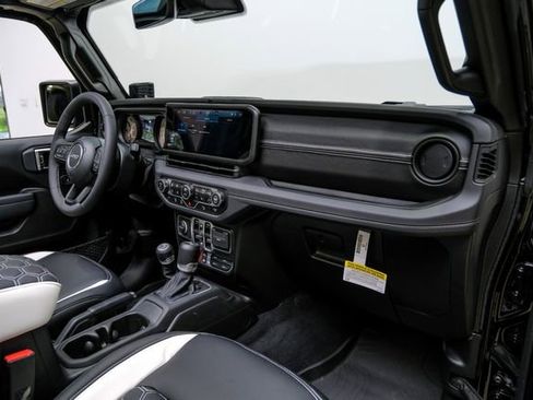 Used 2025 Jeep Wrangler Unlimited Rubicon w/ Technology Group image 27