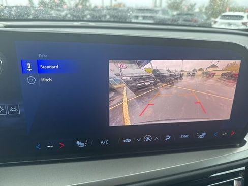 Used 2025 Chevrolet Traverse LT image 36